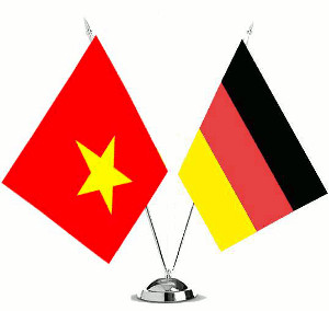 Fahnen Vietnam und Deutschland